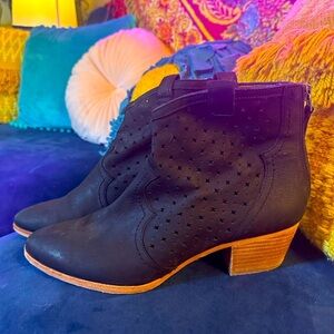 SAM EDELMAN Black cut out booties sz 9.5